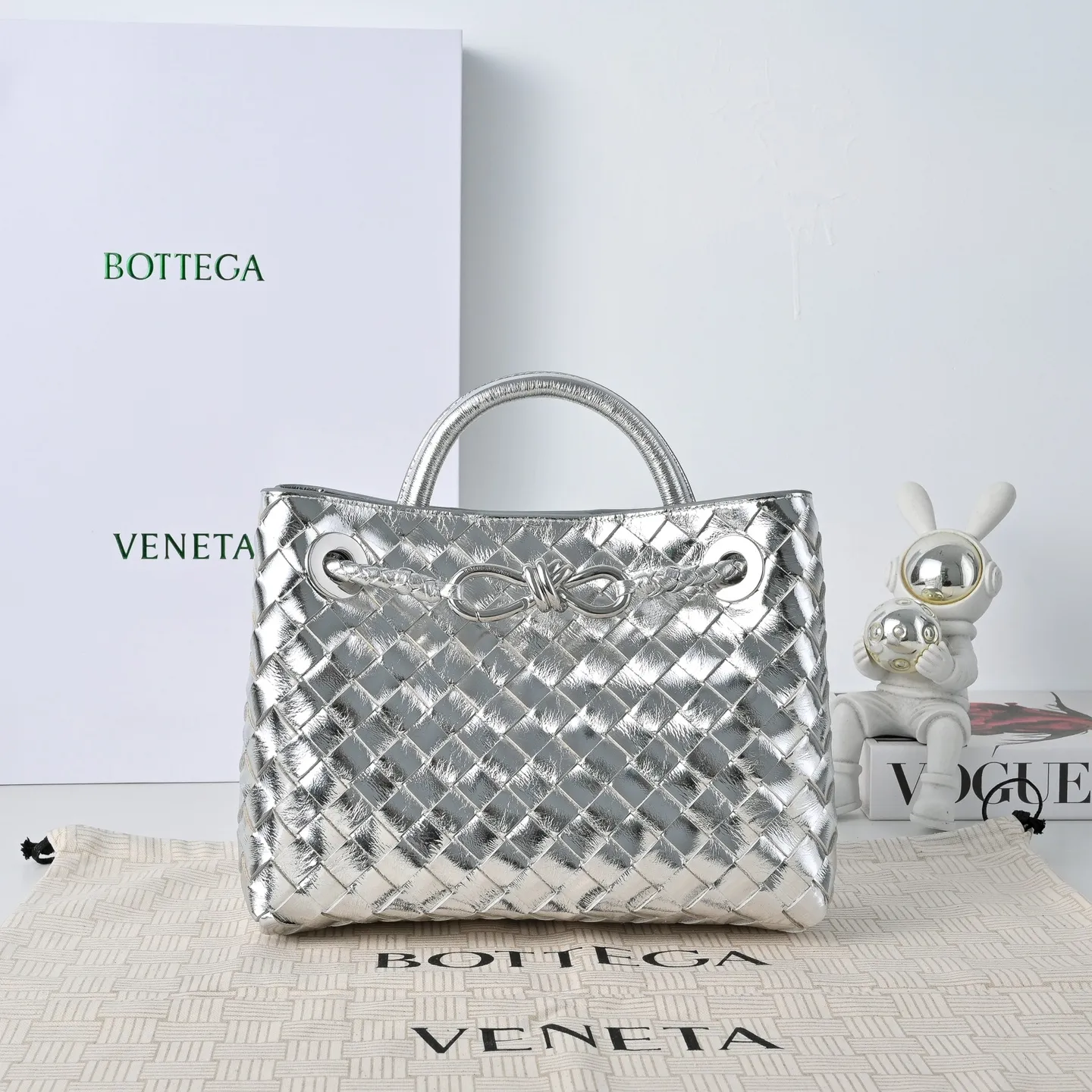 The 2023 new Andiamo batch of 1860 BV has been shipped‼ ️Really popular🔥The new Andiamo woven handbag launched by Bottega Veneta this season is really popular all over the world! ! Celebrities at home and abroad have worn it, and Oscar-winning actress Michelle Yeoh has taken it out on the street. Song Jia, Trai Yara, Yu Feihong, Sanji Ayaka, Rosie Hunting-Whiteley, Yoshioka Riho, etc. have all picked up this bag. It is classic and versatile, showing off its temperament, and the bag capacity is also large, which is very convenient for daily commuting! ! A variety of carrying methods, the shoulder straps can be adjusted by yourself, the original lambskin feels soft and delicate, and the unisex style breaks the gender boundaries and brings a more practical and longer-lasting use experience. Andiamo, which has both elegant and casual styles, perfectly interprets the true appearance of "fashionable old money style". Style number: 7463 Size: 25*22*10.5cm